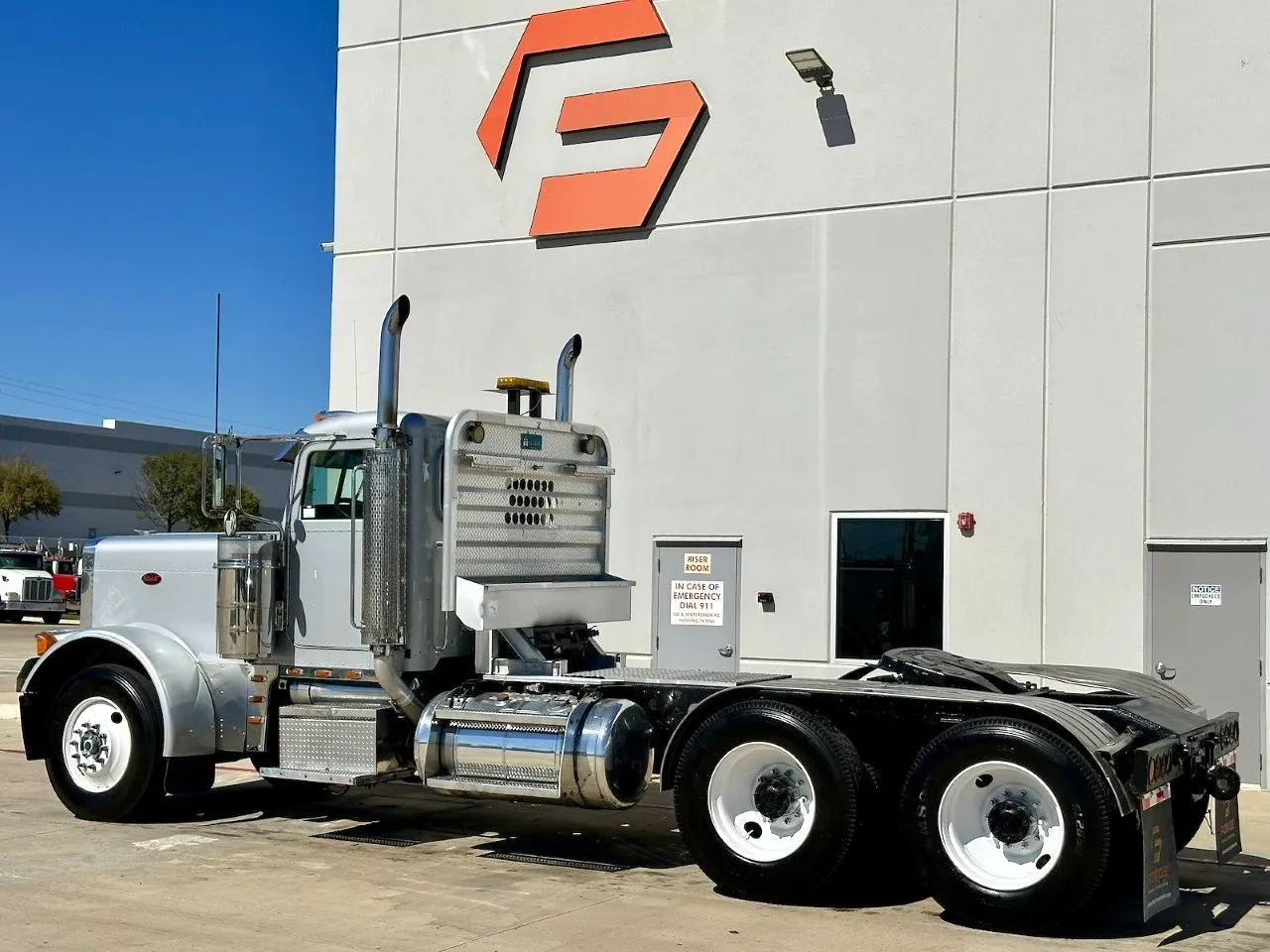 2005 Peterbilt 379 in Hutchins, TX — photo 6