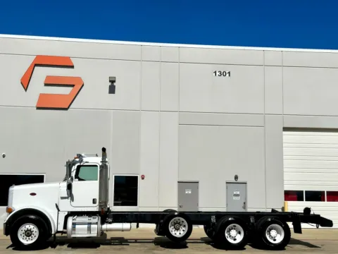More photos of 2007 PETERBILT 357 at Forge Truck Centers - Texas, TX