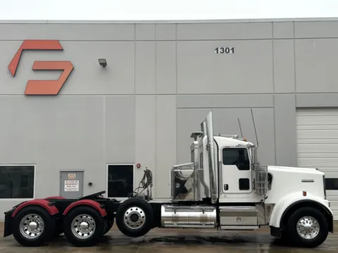 Another view of 2019 KENWORTH W900 for sale in Hutchins, TX at Forge Truck Centers - Texas