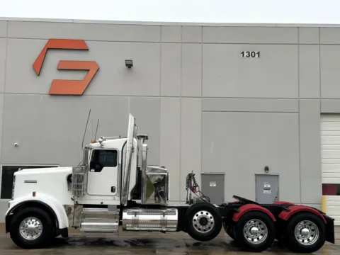 More photos of 2019 KENWORTH W900 at Forge Truck Centers - Texas, TX