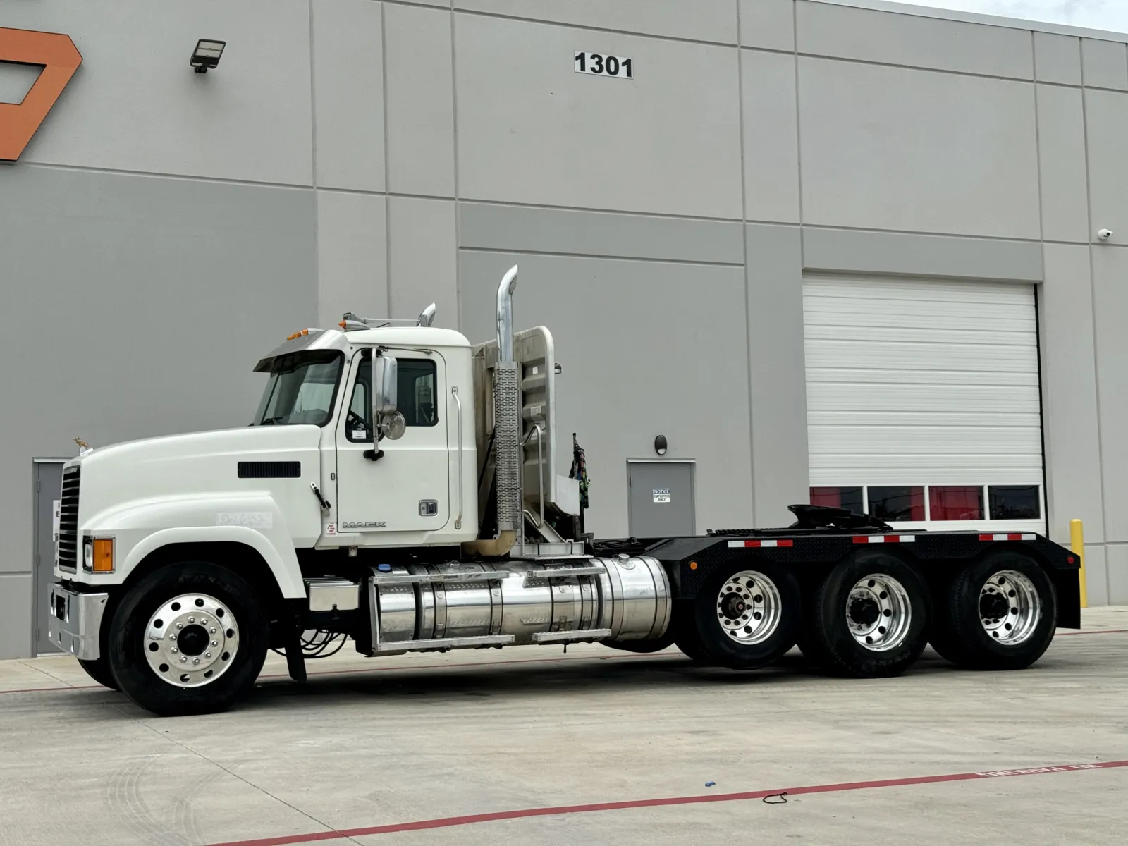 2015 Mack - image 2