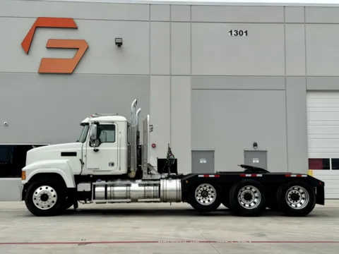 More photos of 2015 MACK CHU613 at Forge Truck Centers - Texas, TX