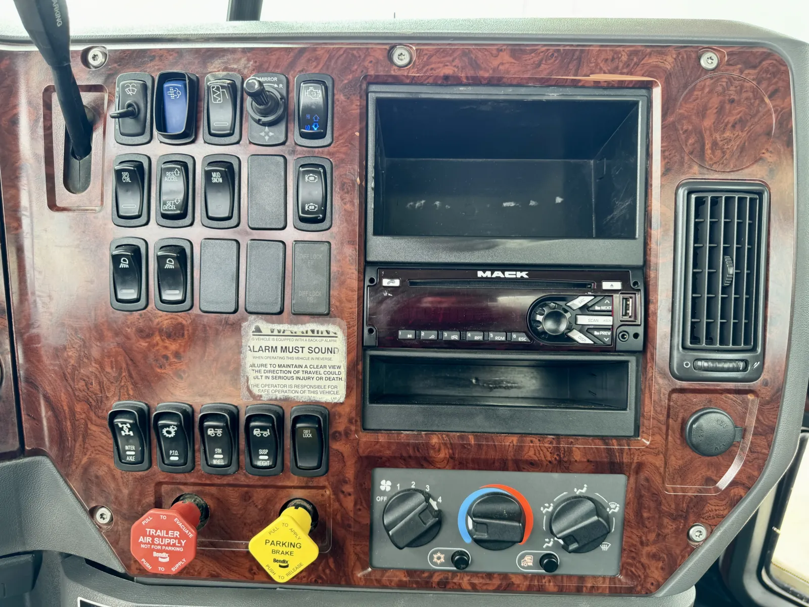 2015 Mack - image 18