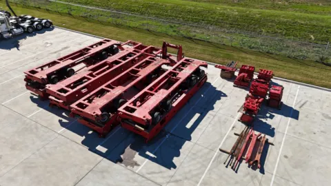 More photos of 2007 GOLDHOFER AKTIENGESELLSCHAFT THP/DL 4-LINES SPLIT at Forge Truck Centers - Texas, TX