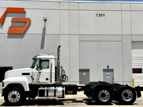 More photos of 2019 MACK PINNACLE at Forge Truck Centers - Texas, TX