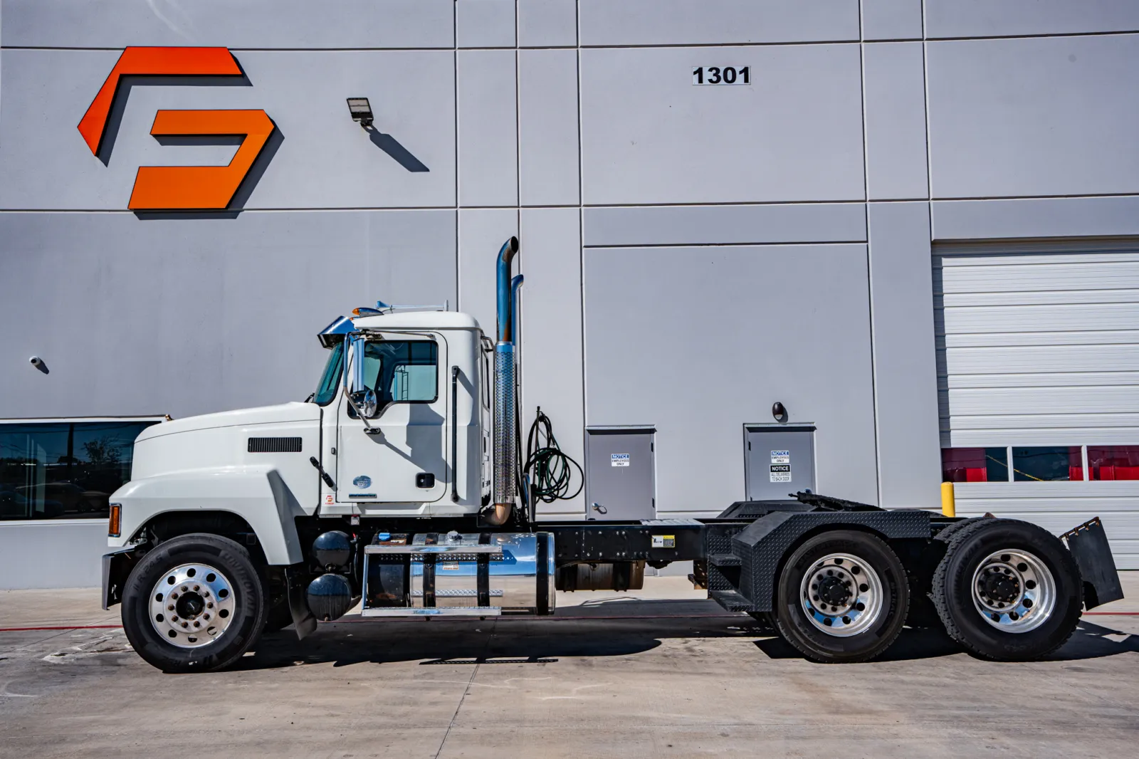2019 Mack Pinnacle - image 4