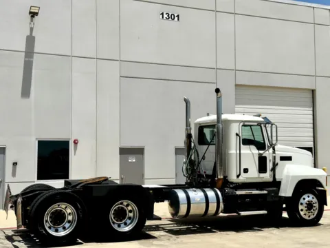 More photos of 2019 MACK PINNACLE at Forge Truck Centers - Texas, TX