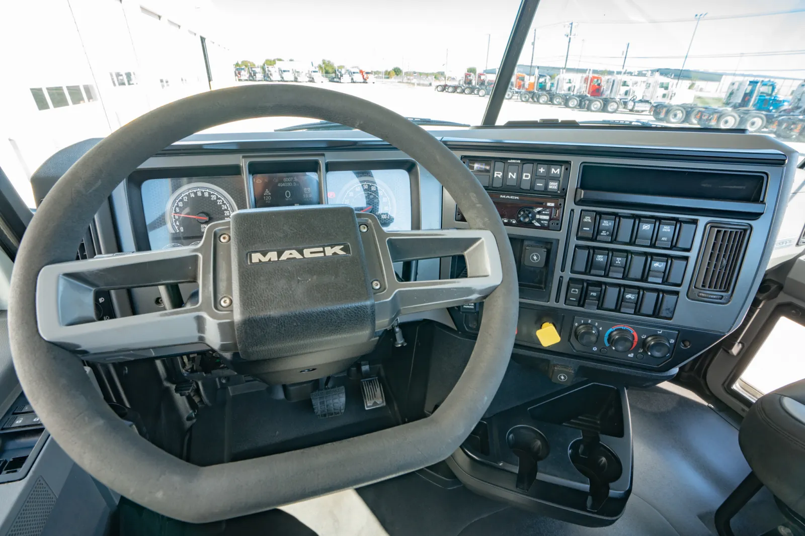 2019 Mack Pinnacle - image 15