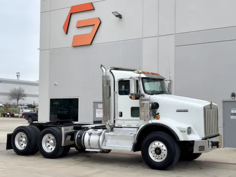 2013 KENWORTH T800 for sale in Hutchins, TX