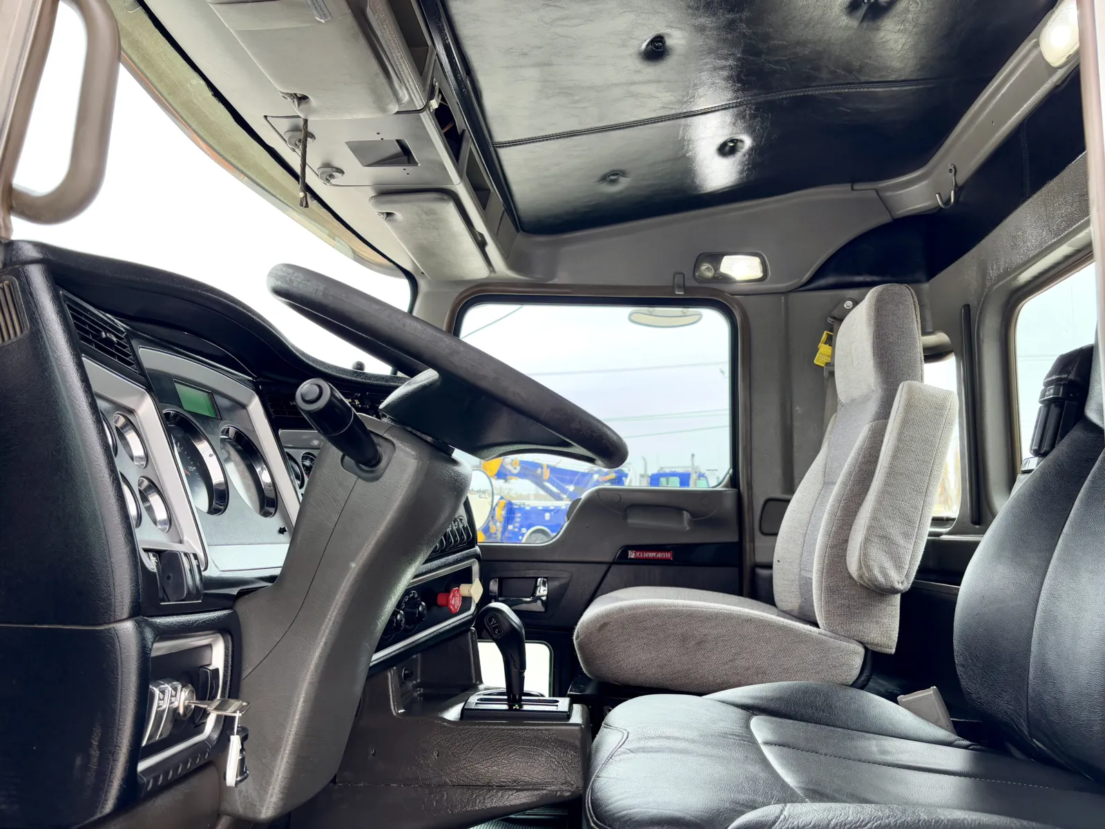 2013 Kenworth T800 - image 14