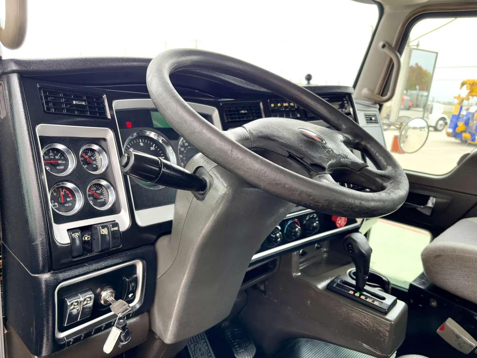 2013 Kenworth T800 - image 15