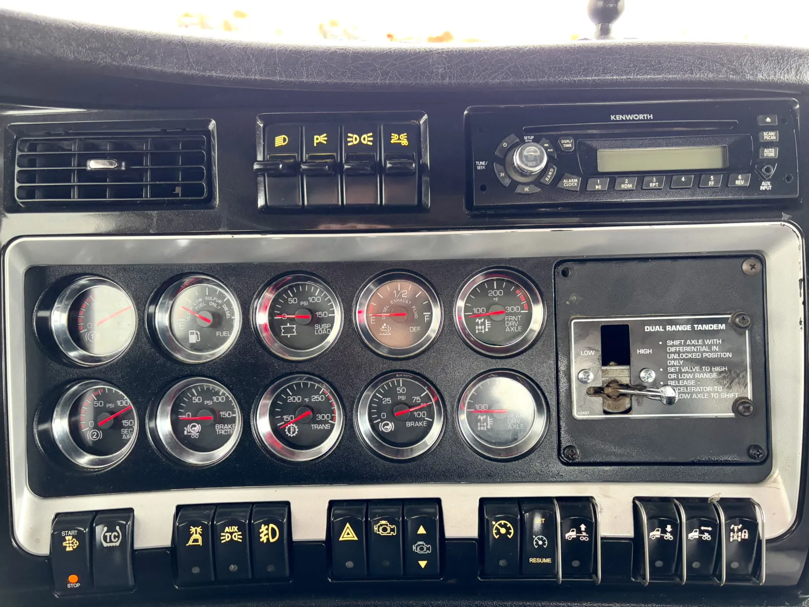 2013 Kenworth T800 - image 18