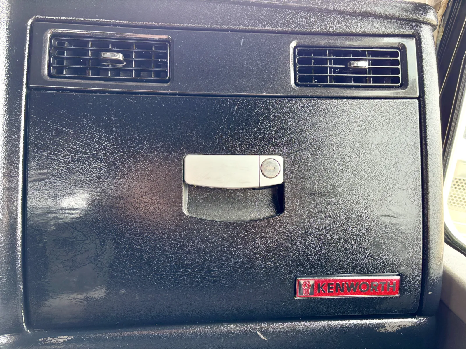 2013 Kenworth T800 - image 19