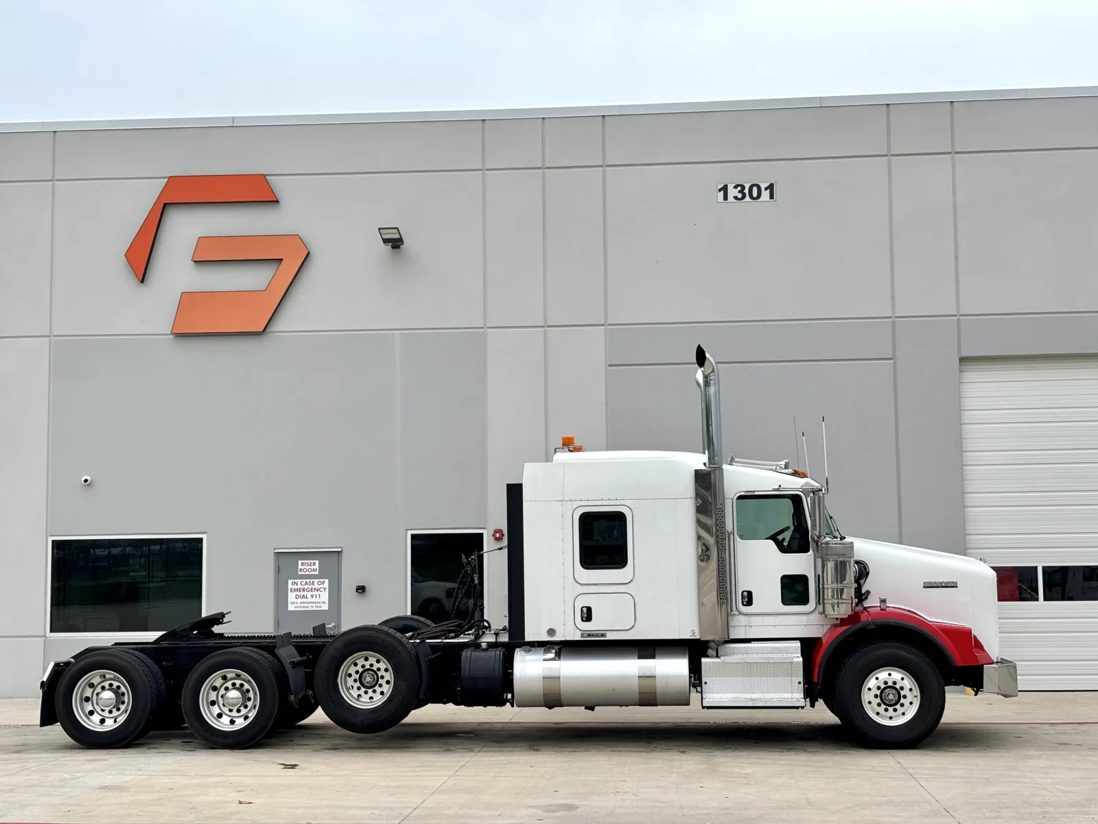 2014 Kenworth T800 - image 3