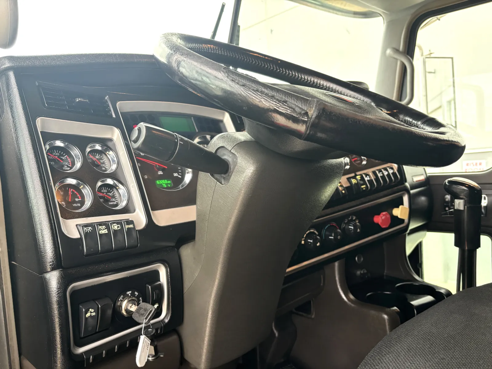 2014 Kenworth T800 - image 15
