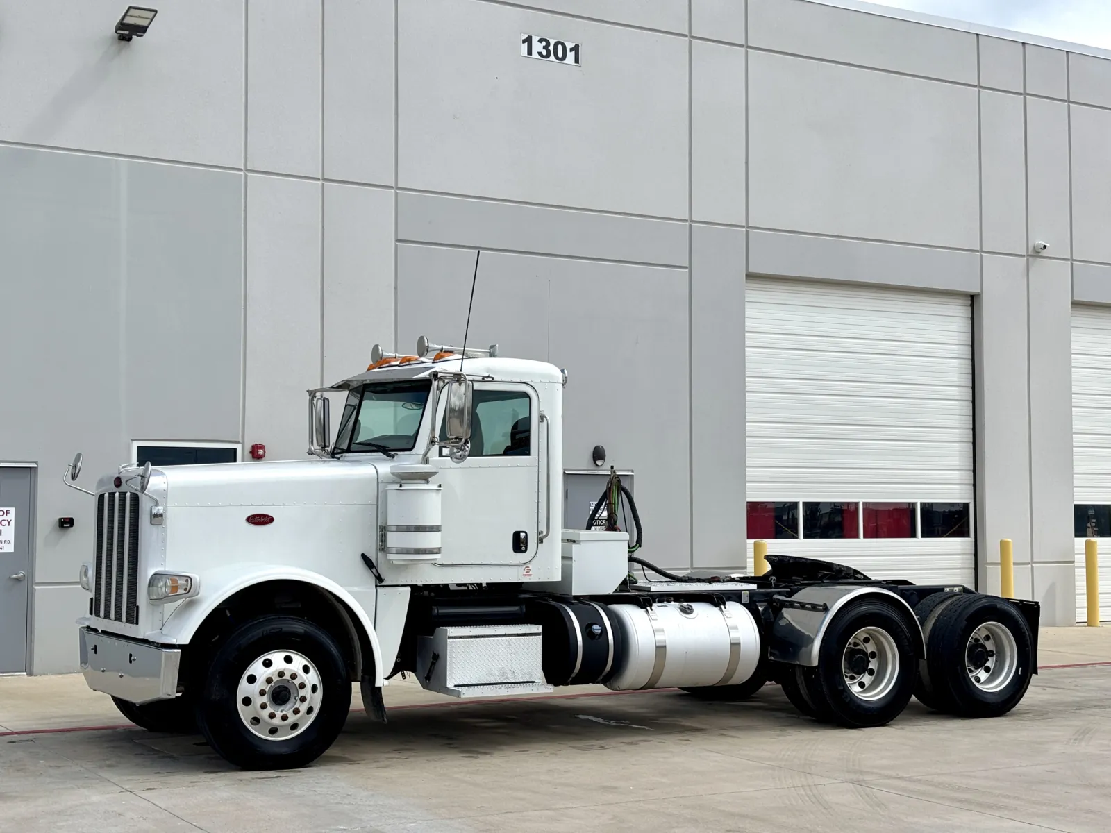 2018 Peterbilt 389 - image 2
