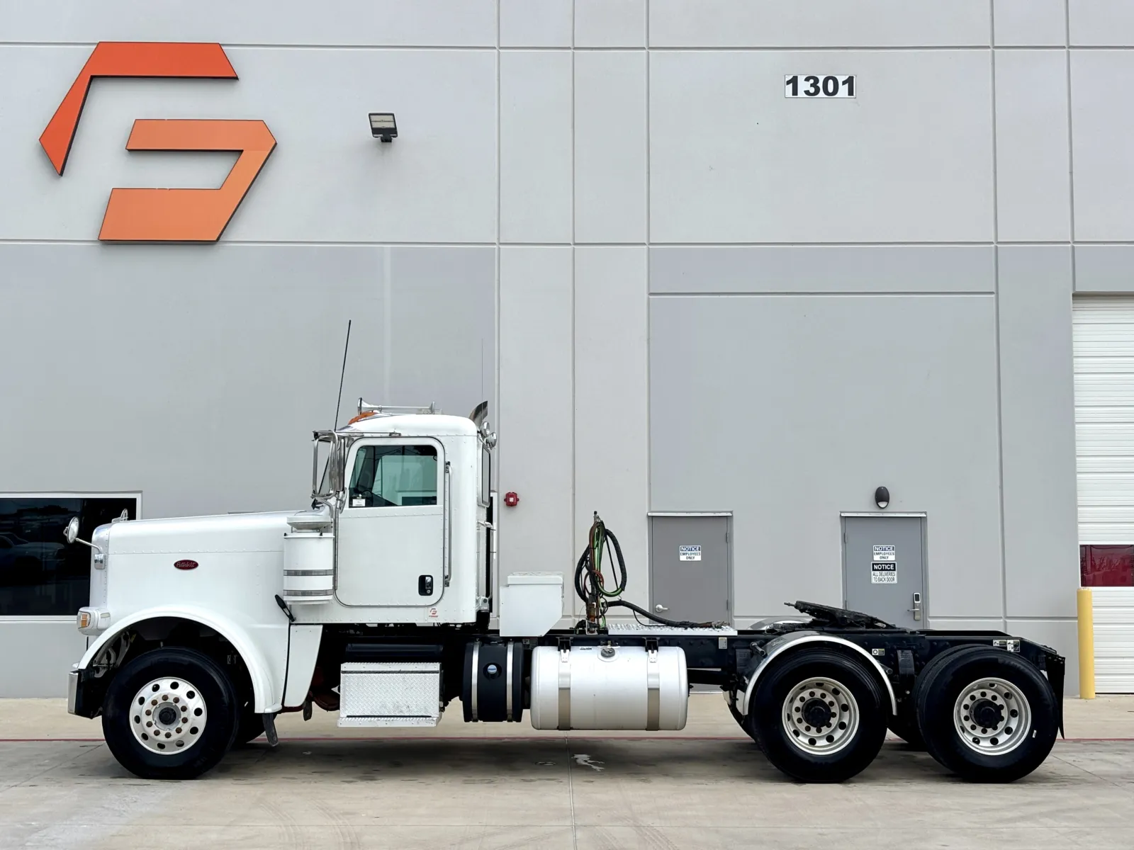 2018 Peterbilt 389 - image 4