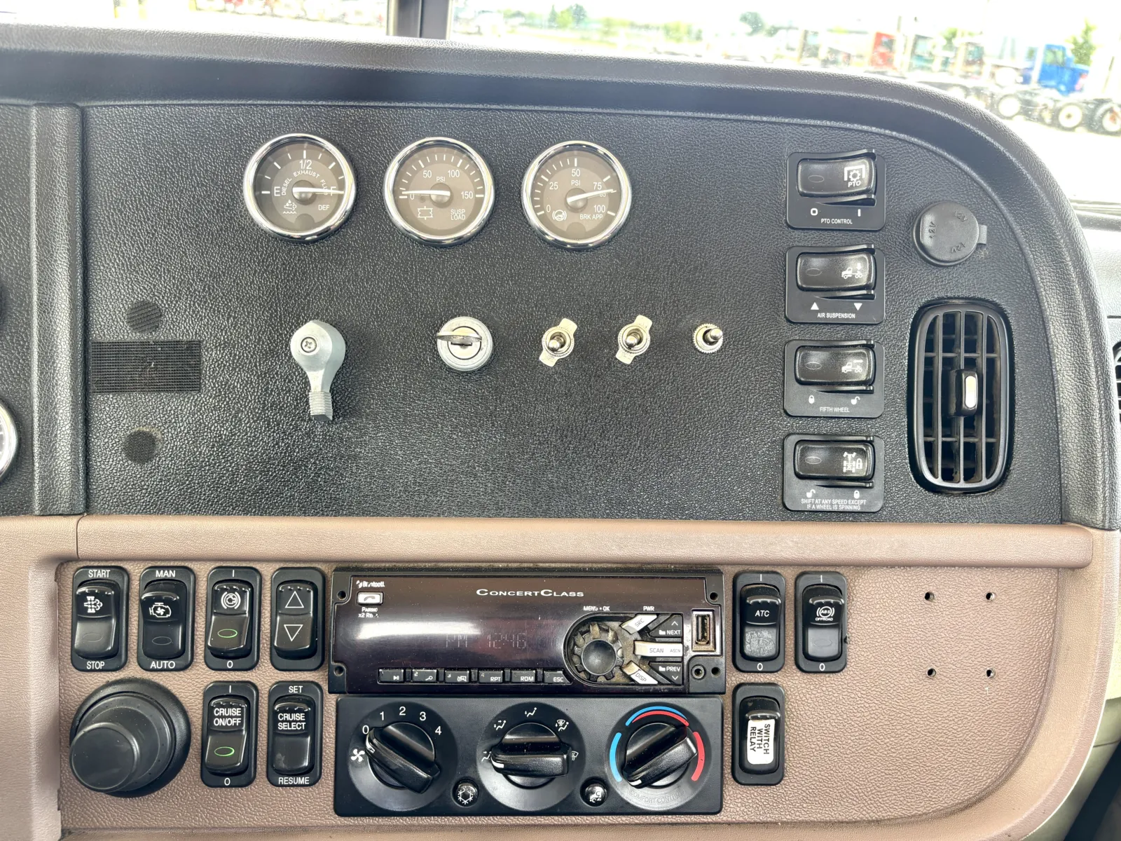 2018 Peterbilt 389 - image 18