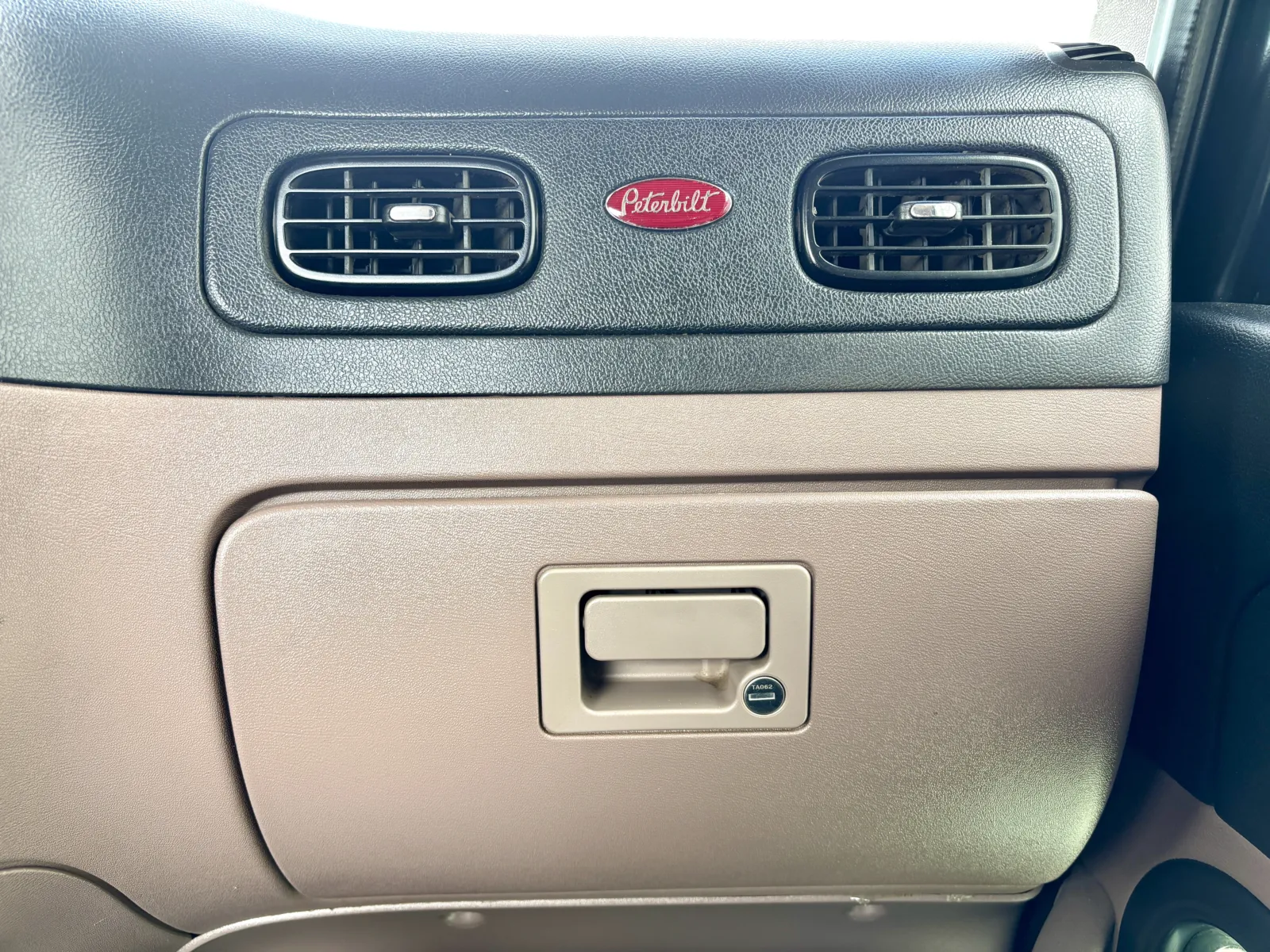 2018 Peterbilt 389 - image 19