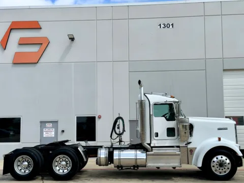 Another view of 2019 KENWORTH W900 for sale in Hutchins, TX at Forge Truck Centers - Texas