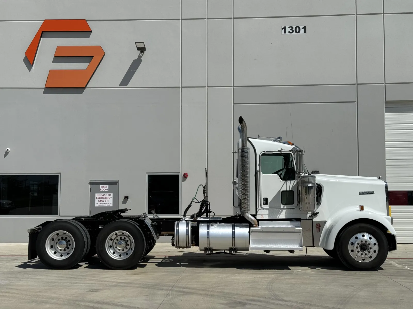 2019 Kenworth W900 - image 3