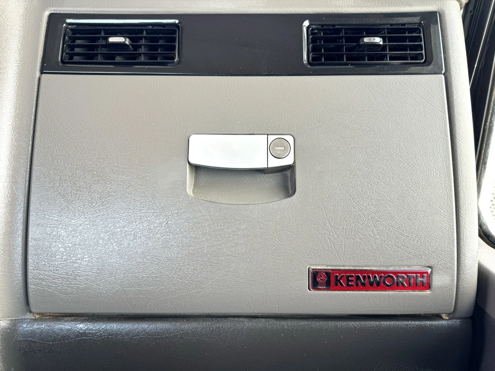 2019 Kenworth W900 - image 19