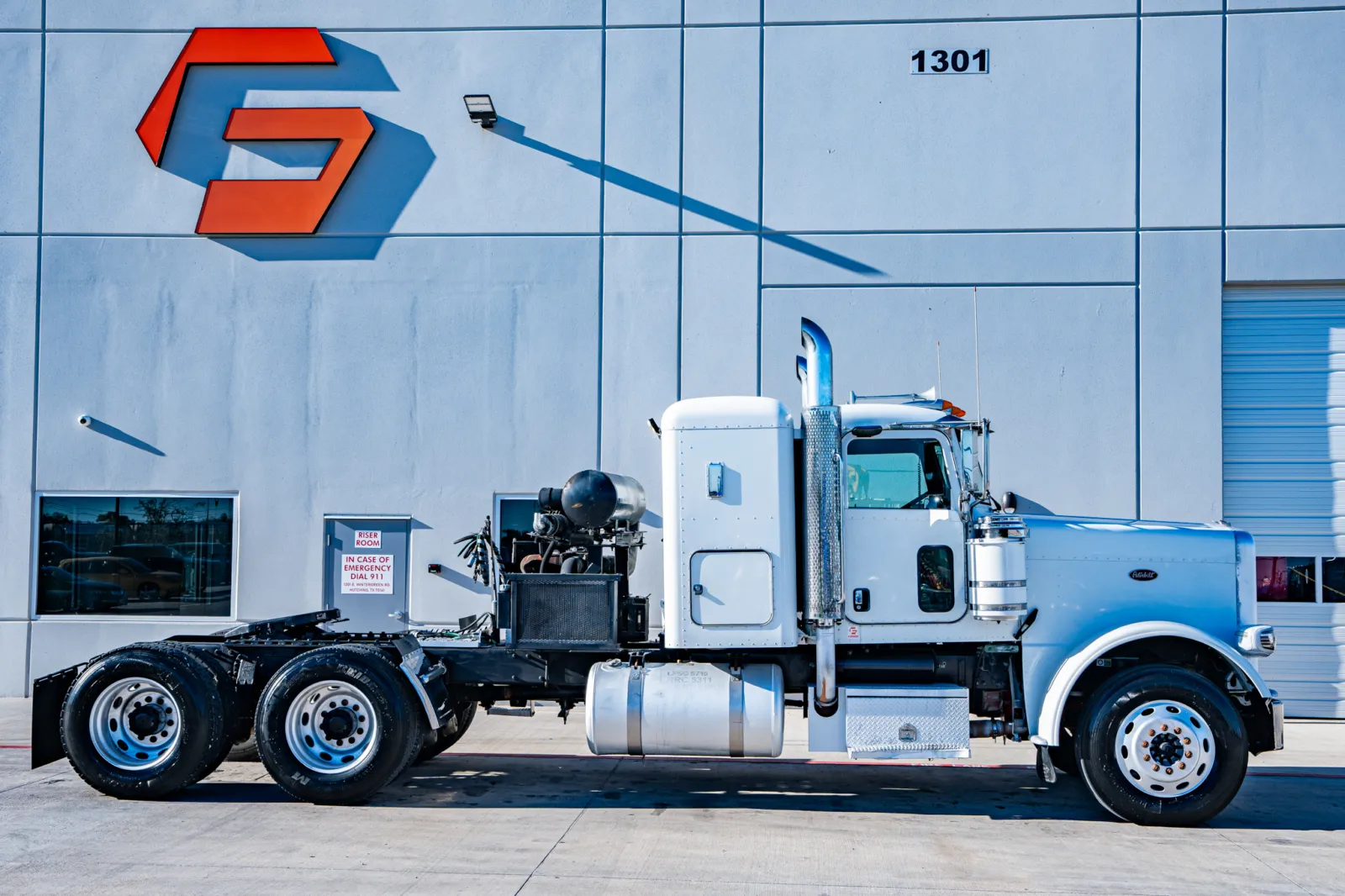2010 Peterbilt - image 3