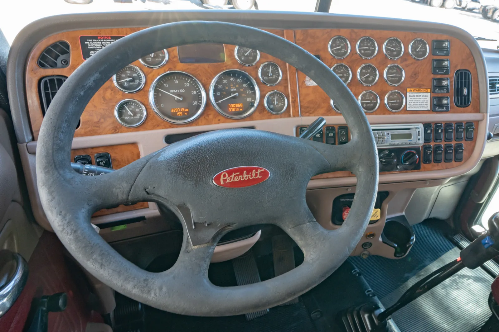 2010 Peterbilt - image 16