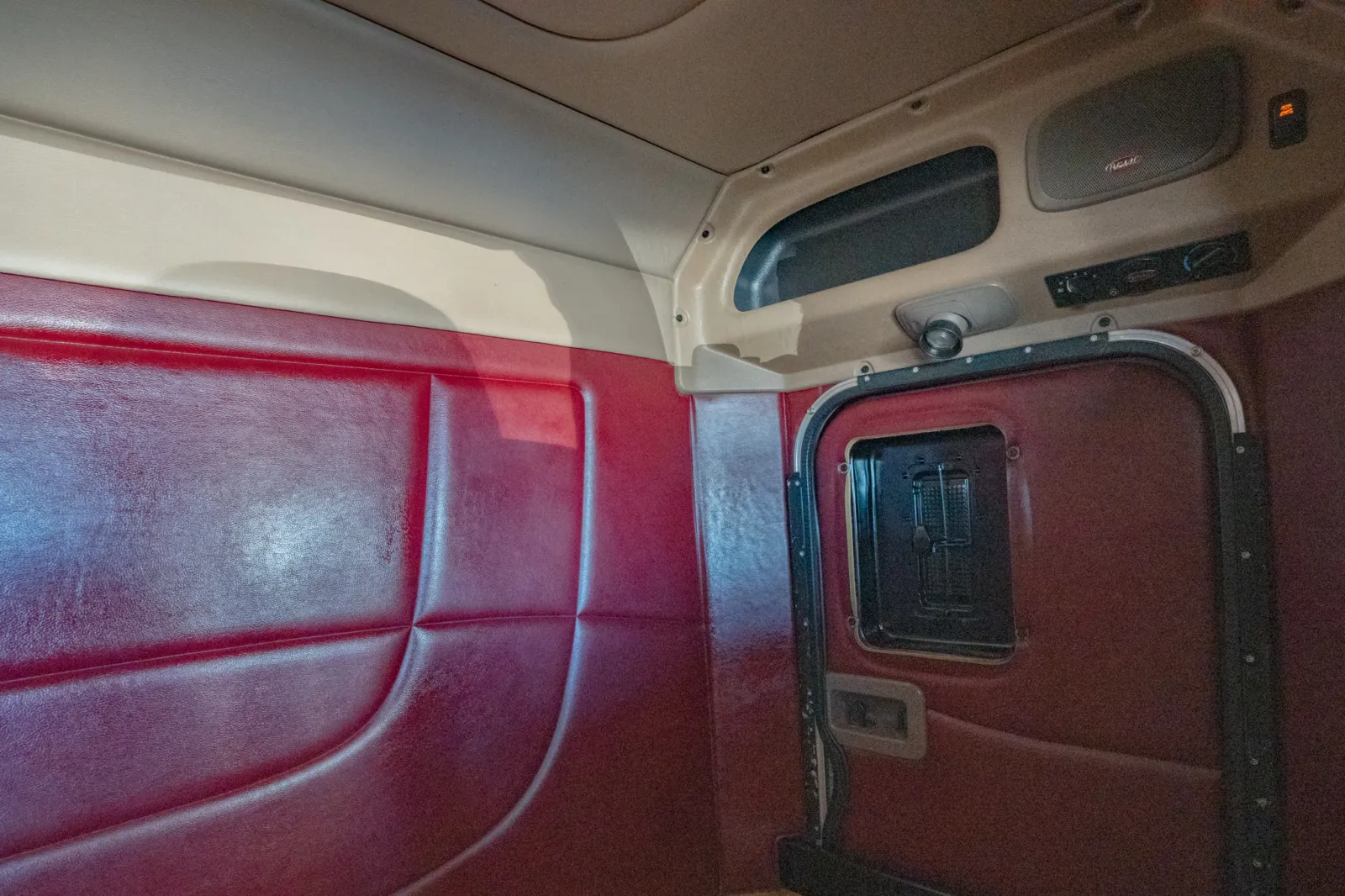 2010 Peterbilt - image 23