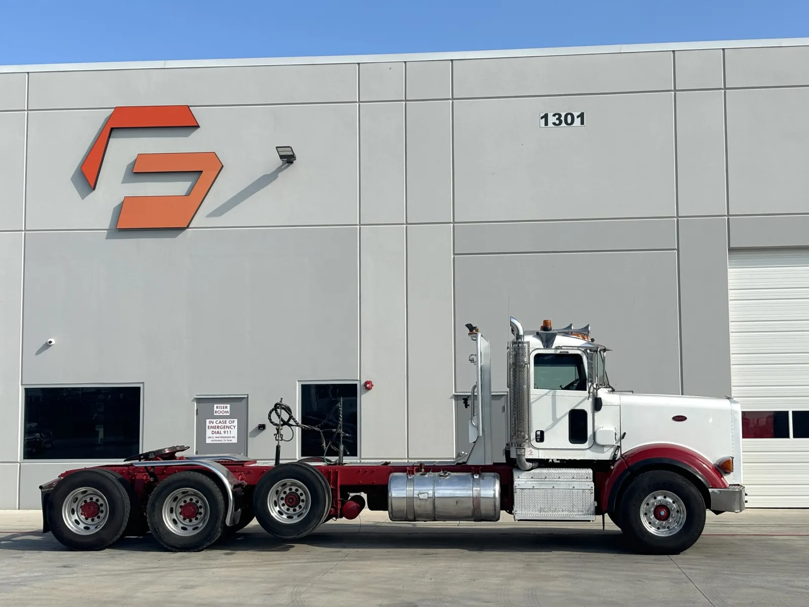 2012 Peterbilt - image 3