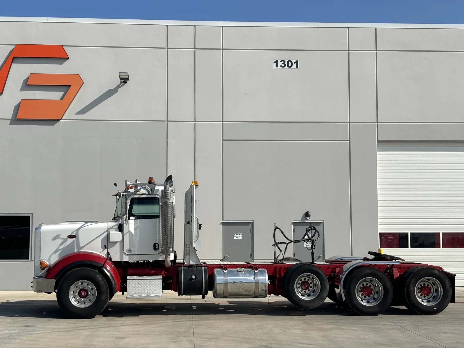 2012 Peterbilt - image 4