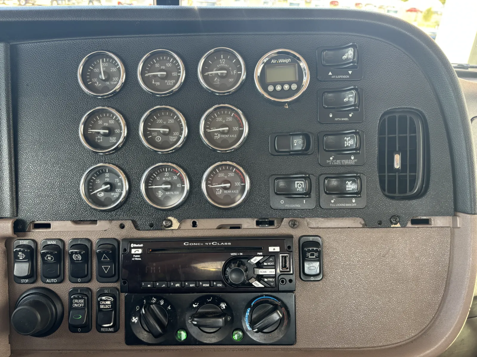 2012 Peterbilt - image 18