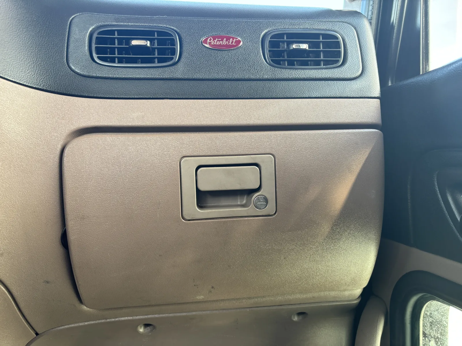 2012 Peterbilt - image 19