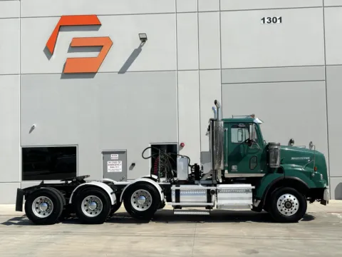 Another view of 2015 WESTERN STAR 4900SB for sale in Hutchins, TX at Forge Truck Centers - Texas