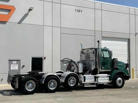 More photos of 2015 WESTERN STAR 4900SB at Forge Truck Centers - Texas, TX