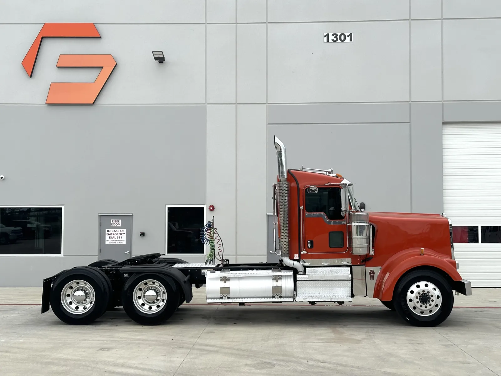 2019 Kenworth W900 - image 3