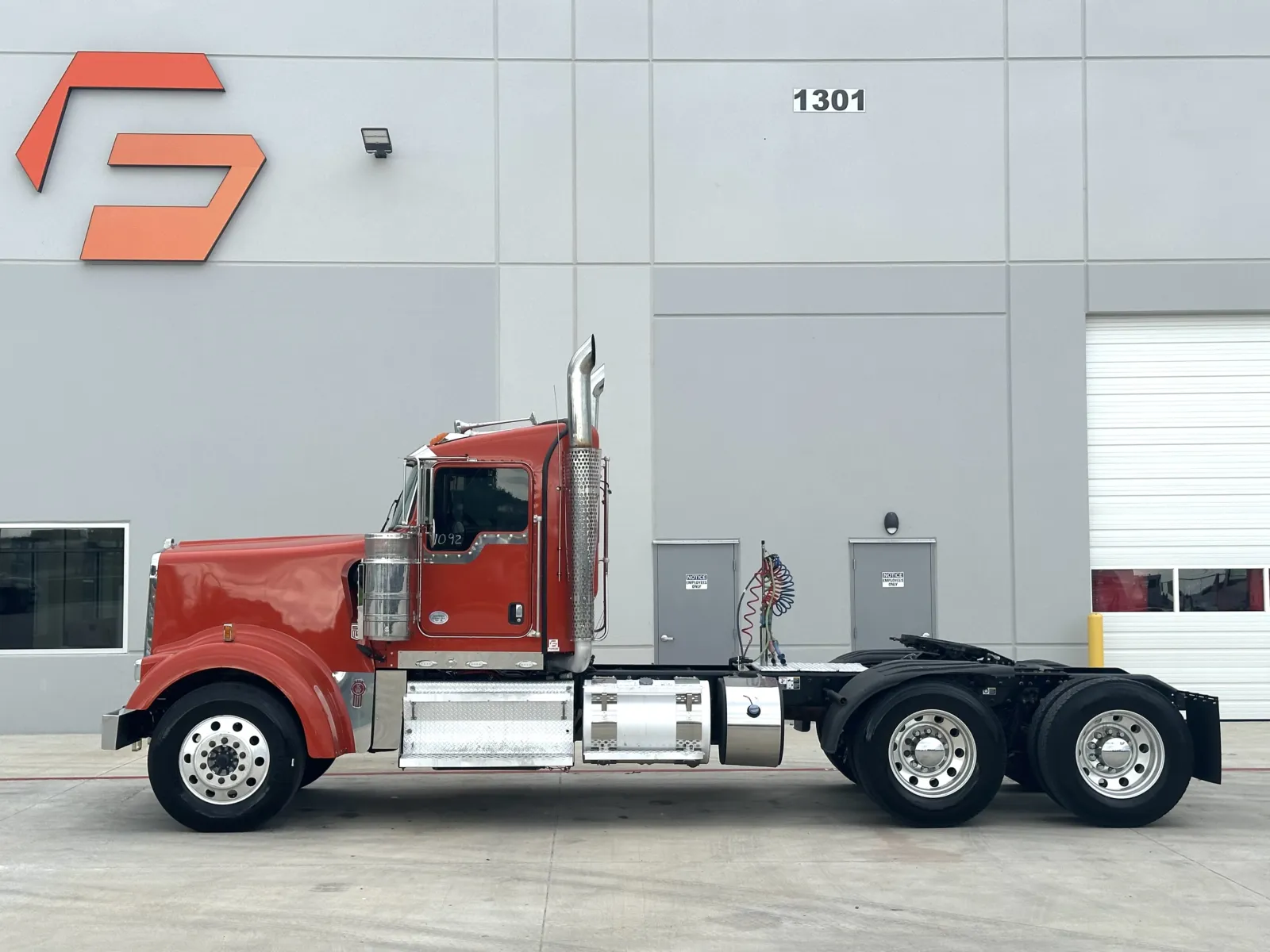 2019 Kenworth W900 - image 4