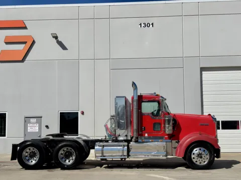 Another view of 2009 KENWORTH W900 for sale in Hutchins, TX at Forge Truck Centers - Texas