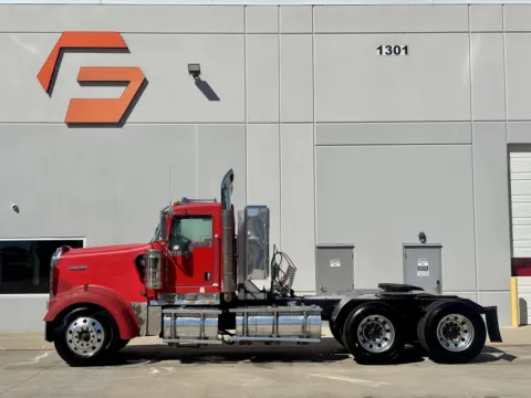 More photos of 2009 KENWORTH W900 at Forge Truck Centers - Texas, TX