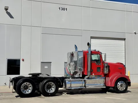 More photos of 2009 KENWORTH W900 at Forge Truck Centers - Texas, TX
