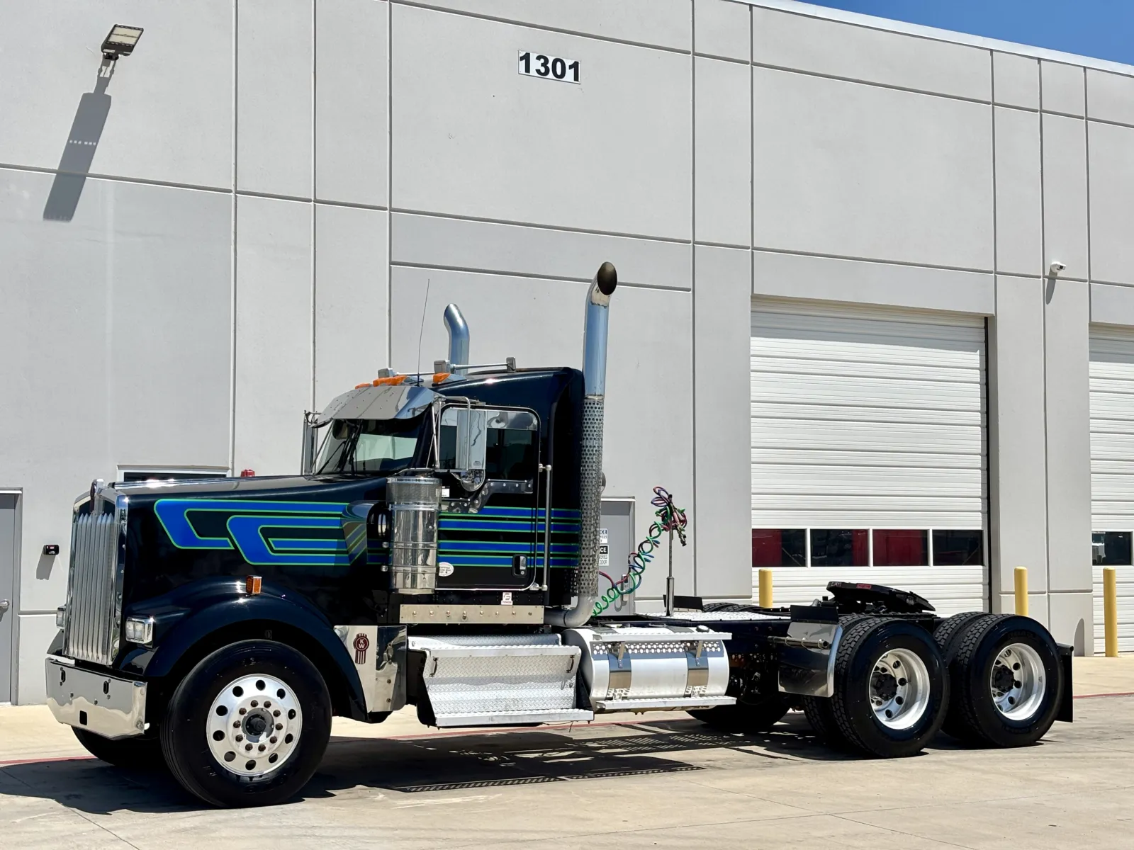 2020 Kenworth W900 - image 2