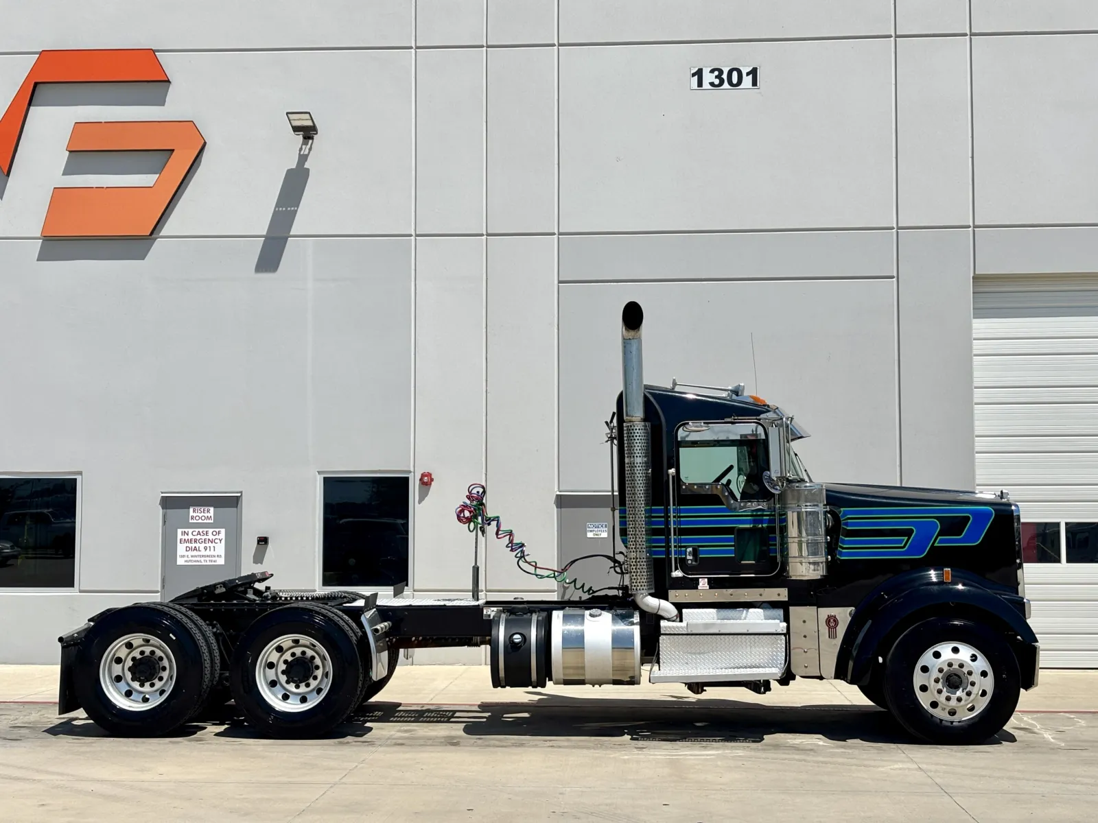 2020 Kenworth W900 - image 3