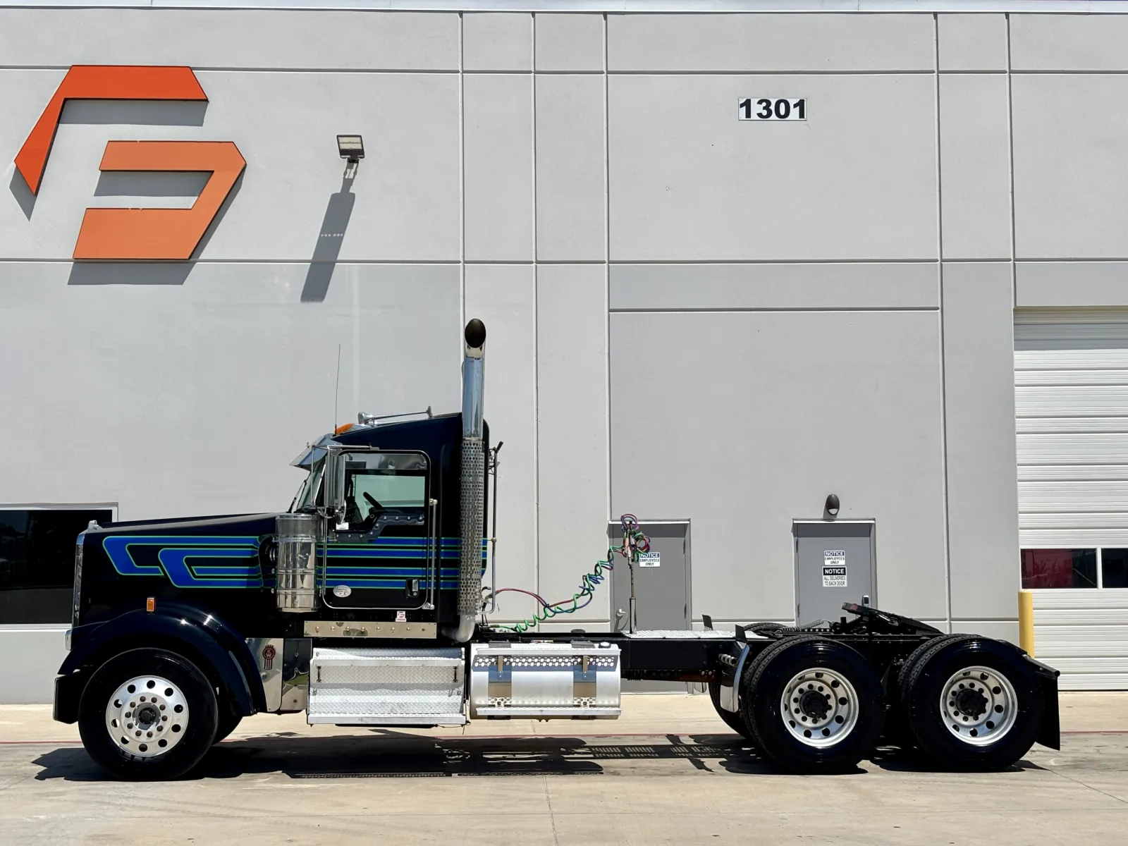 2020 Kenworth W900 - image 4