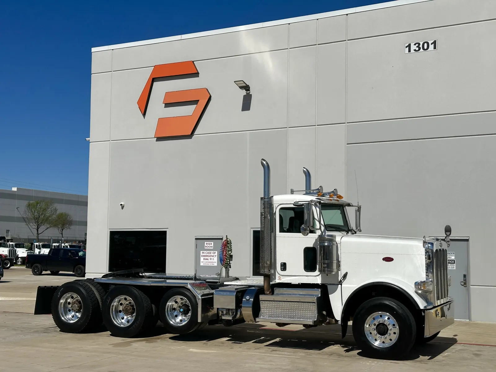 2019 Peterbilt 389 - image 1