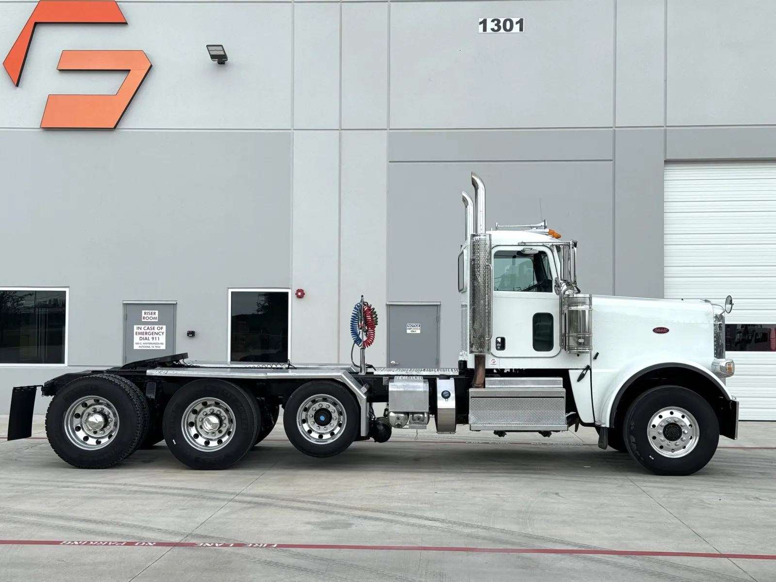 2019 Peterbilt 389 - image 3