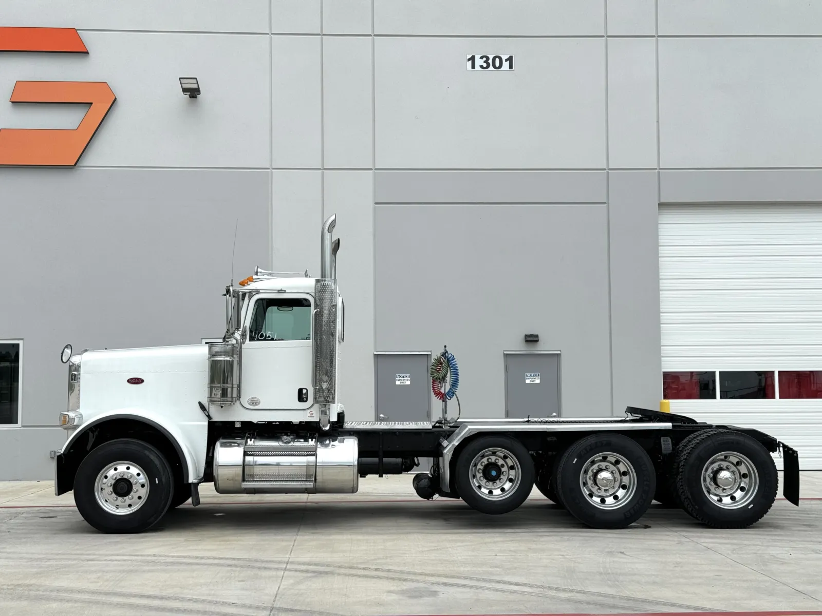 2019 Peterbilt 389 - image 4