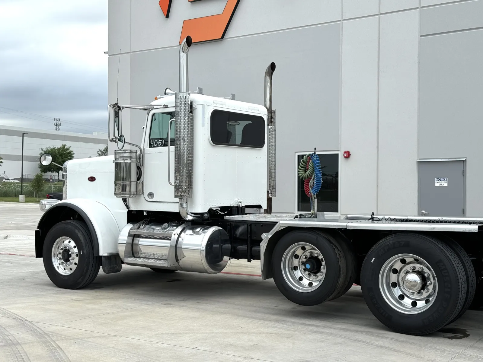 2019 Peterbilt 389 - image 8