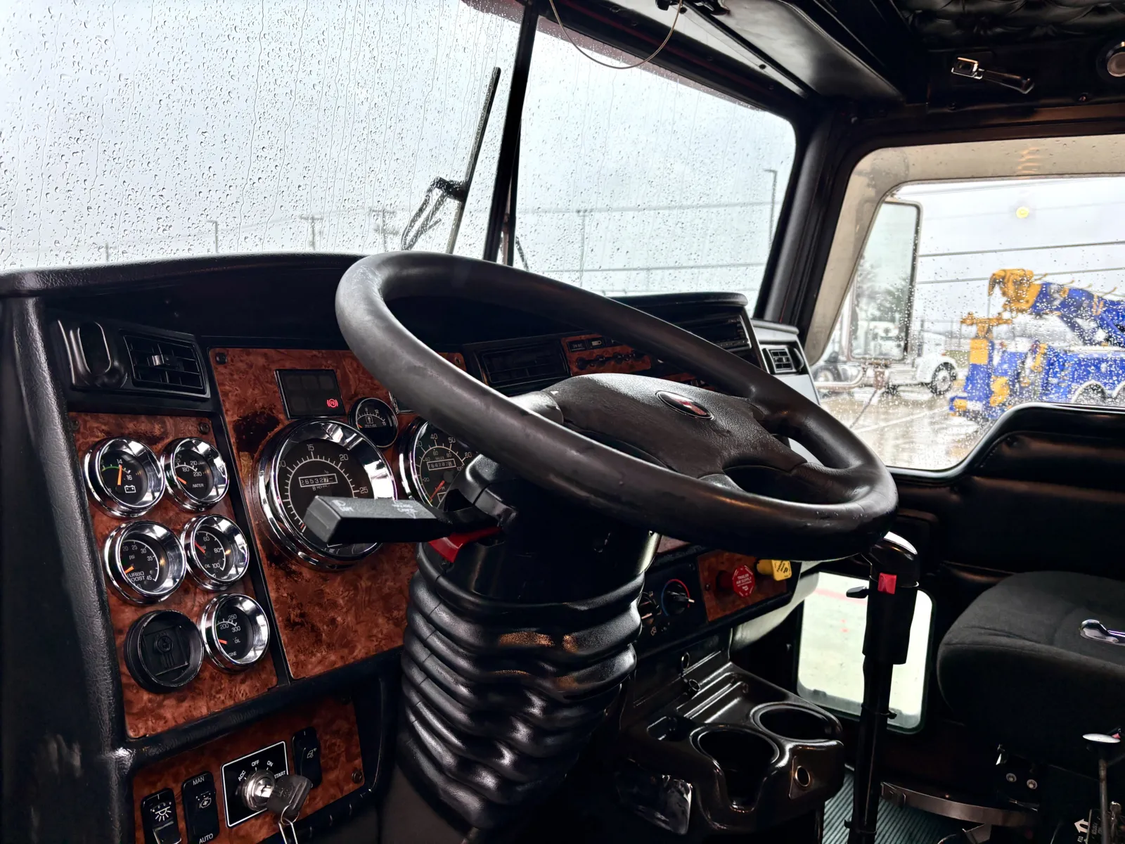 2004 Kenworth T800 - image 15