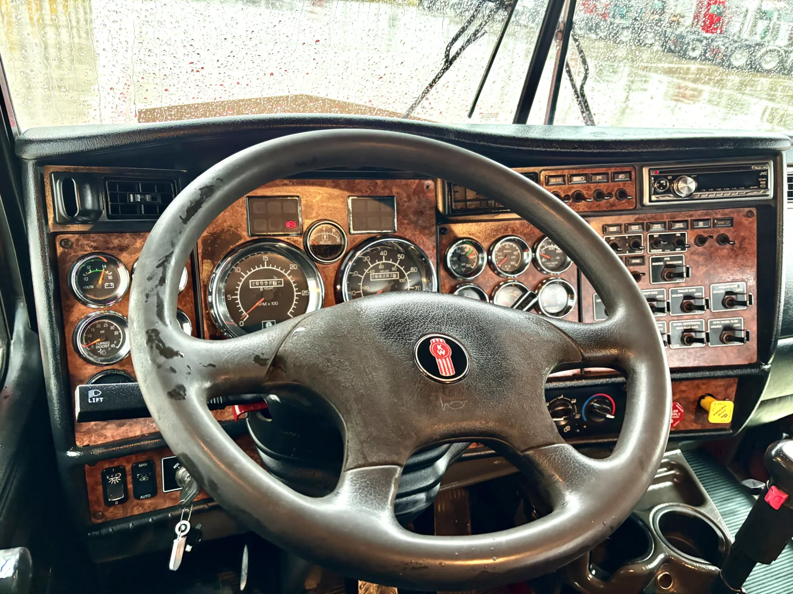 2004 Kenworth T800 - image 16