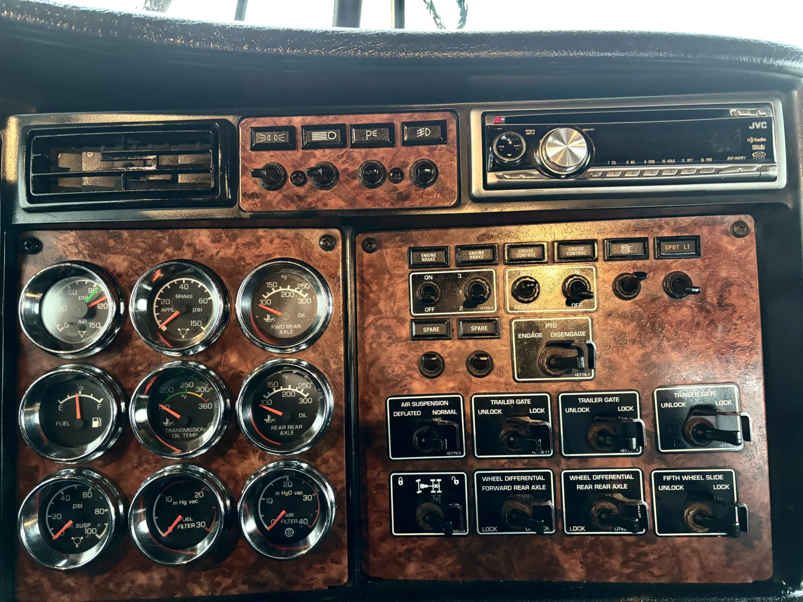 2004 Kenworth T800 - image 18